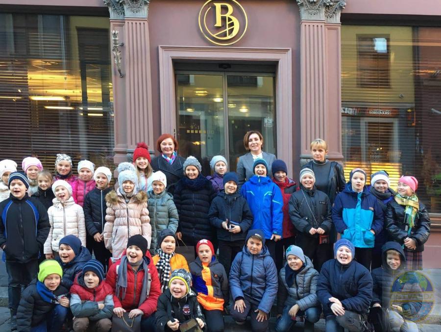 Karjeras nedēļas veiksmes stāsti - 3.b klases skolēni devās ekskursijā pa Bankas ēku