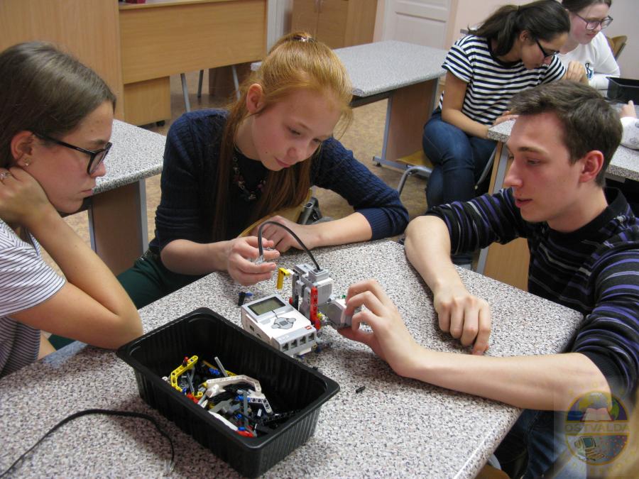 Karjeras nedēļas veiksmes stāsti - 8.b klase izmēģina robottehniku