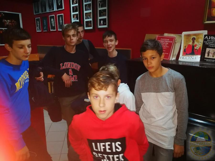 Iniciatīvas "Skolas soma" ietvaros visi 8. - 9. klašu skolēni 11. oktobrī apmeklēja Brīvo aktieru sabiedrības teātri, kur noskatījās izrādi "Tjūringa tests"