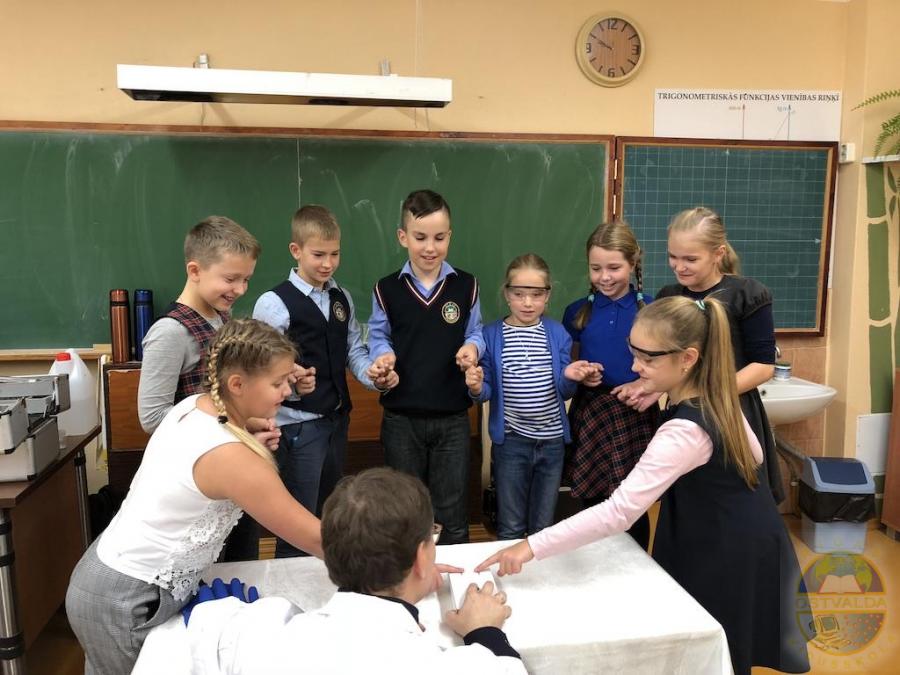 Mūsu skolas 3. - 4. klašu skolēni iepazinās ar noslēpumaino ķīmijas pasauli. Bērni aktīvi piedalījās nodarbībā, uzdeva dažādus jautājumus un veica eksperimentus.