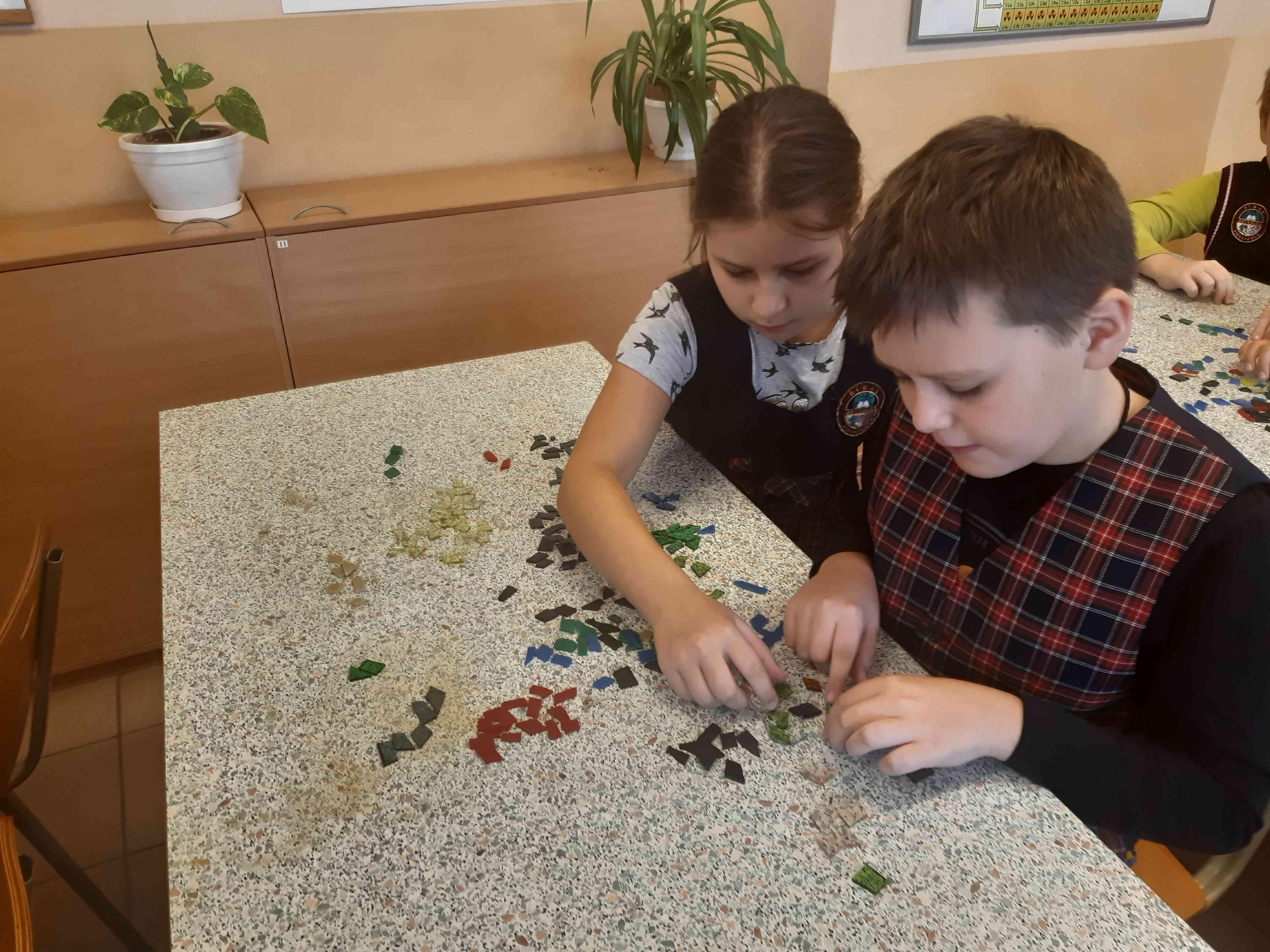 Projekta "Skola soma" ietvaros skolā viesojās stikla studijas Glass Point darbnīcas meistari