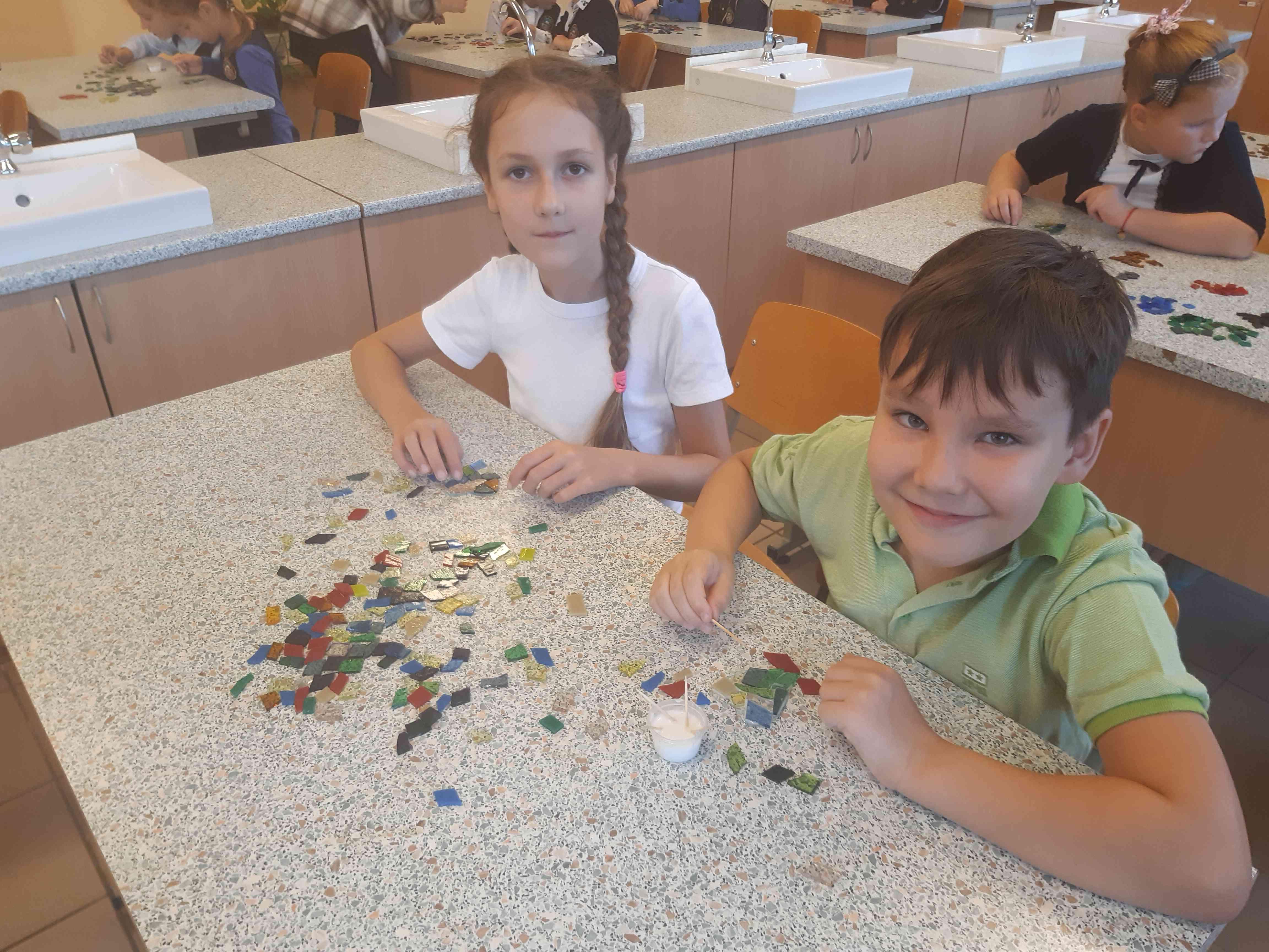 Projekta "Skola soma" ietvaros skolā viesojās stikla studijas Glass Point darbnīcas meistari