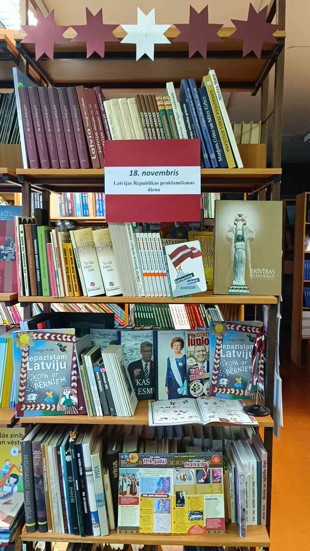 Grāmatu izstāde "18. novembris" skolas bibliotēkā