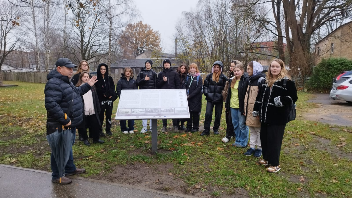 ROVS muzeja dalībnieki apmeklē  Pulka sētu. 2024.gada novembris.